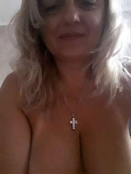 Eva_Kisis naked stripping on cam for live sex video chat