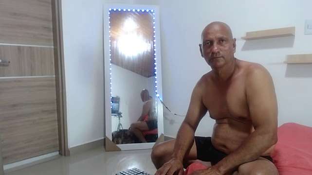 mature_couplexxx naked stripping on cam for live sex video chat