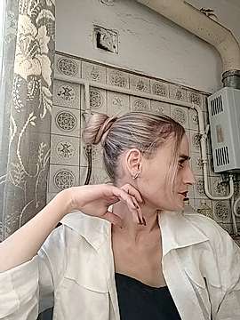 Lelya_beby naked stripping on cam for live sex video chat