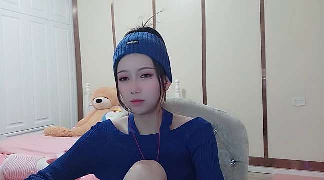 EDITHA-ELLA naked stripping on cam for live sex video chat