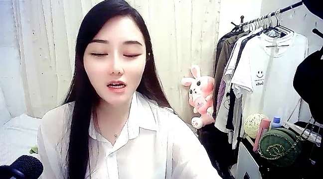 Emily-A naked stripping on cam for live sex video chat