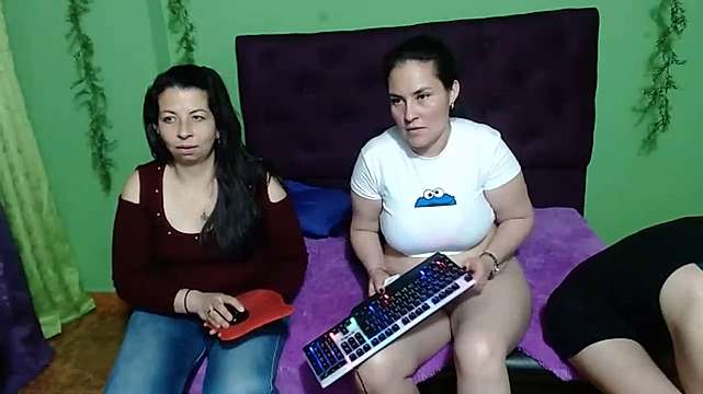 matures_petite naked stripping on cam for live sex video chat
