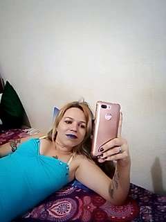 Regininha22 naked stripping on cam for live sex video chat