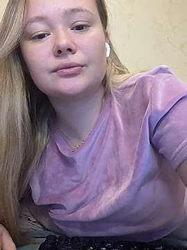 Sweet_bebee naked stripping on cam for live sex video chat