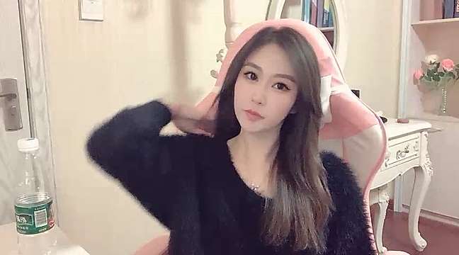Yun-er naked stripping on cam for live sex video chat
