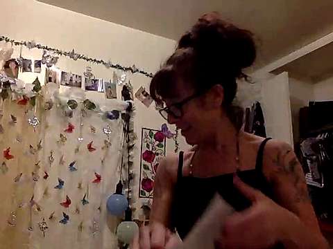 Deelicious_Vixen naked stripping on cam for live sex video chat
