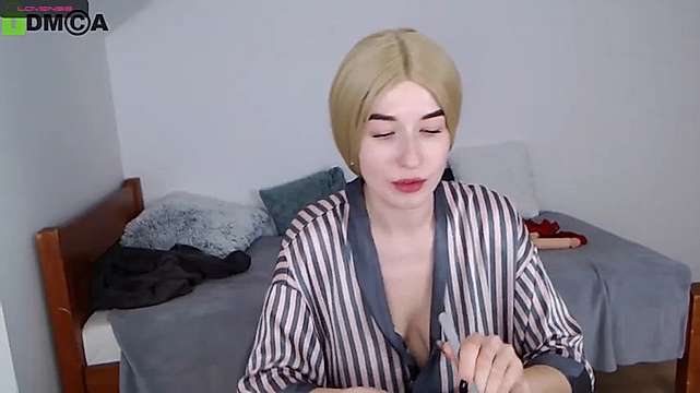 HollyBenx naked stripping on cam for live sex video chat