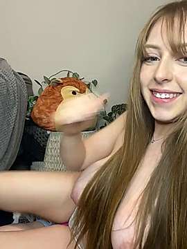 AnnaLuvsBananas naked stripping on cam for live sex video chat