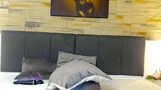 Midnightjoyy naked stripping on cam for live sex video chat