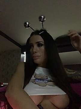NicolleDiamondd naked stripping on cam for live sex video chat