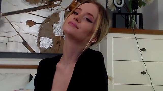 Sophie_Dee naked stripping on cam for live sex video chat