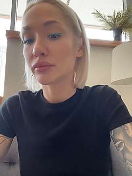 VeneraCutee naked stripping on cam for live sex video chat