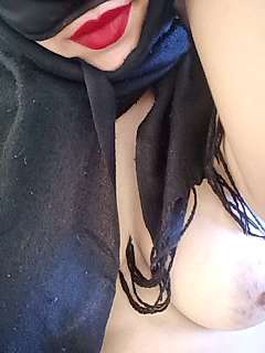 Safaea naked stripping on cam for live sex video chat
