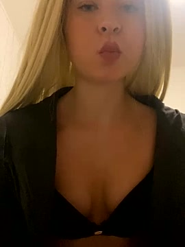 TraicyJuicy naked stripping on cam for live sex video chat