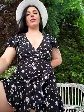 Kalli_Fornia naked stripping on cam for live sex video chat