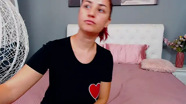 Busty-Queen naked stripping on cam for live sex video chat