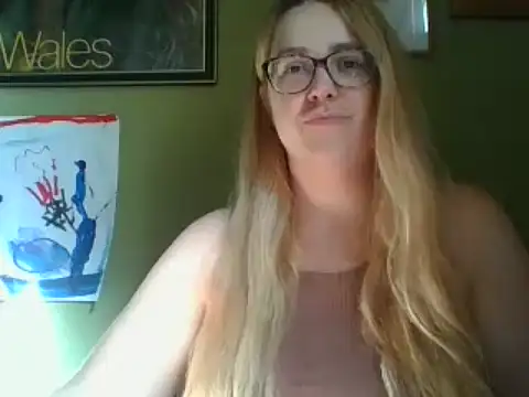 GracieMoon naked stripping on cam for live sex video chat