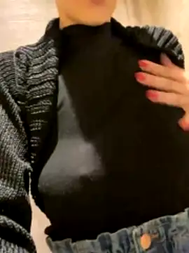 Gia_xxx naked stripping on cam for live sex video chat