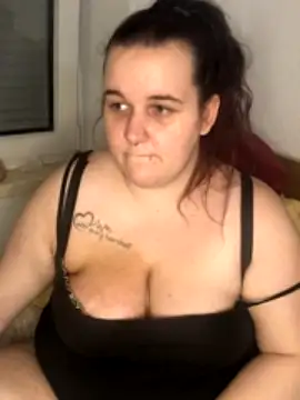 Lia-Lovely naked stripping on cam for live sex video chat