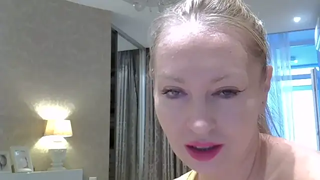 ZarinaSwift naked stripping on cam for live sex video chat