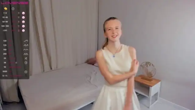 RoseWellsk naked stripping on cam for live sex video chat