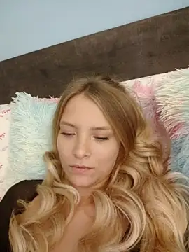 AnnieAnies naked strip on cam for live sex video chat