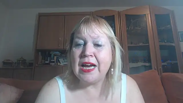 Blasflittchen naked strip on cam for live sex video chat