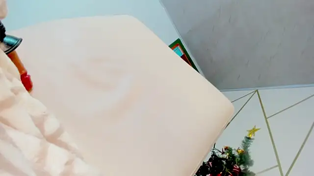 SQUIRTINGQUEEN11 naked strip on cam for live sex video chat