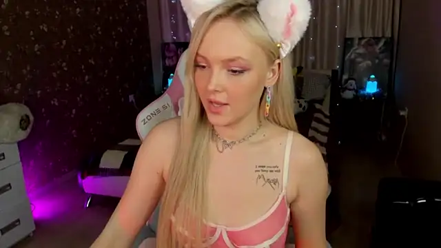 Minnie_Brie naked strip on cam for live sex video chat