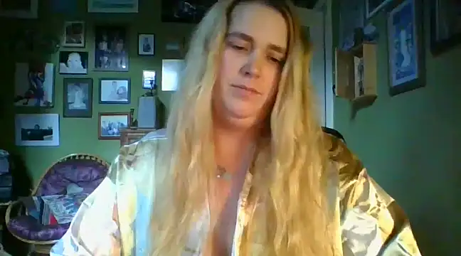 GracieMoon naked strip on cam for live sex video chat