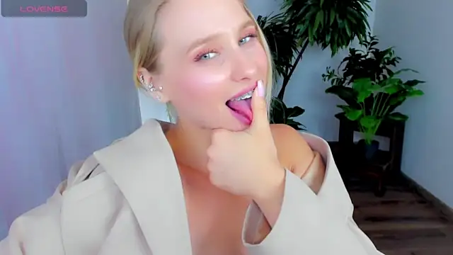 Mad1en naked strip on cam for live sex video chat