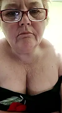 AlenushkaGold naked strip on cam for live sex video chat