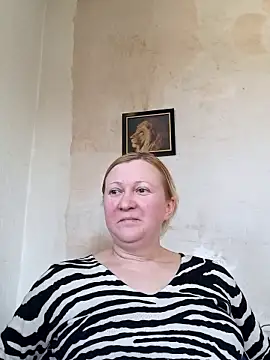 blondyaguar naked strip on cam for live sex video chat