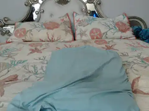 LauraLustxx naked strip on cam for live sex video chat