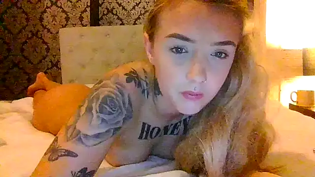 LucyLuxee19 naked strip on cam for live sex video chat