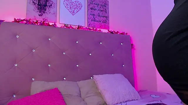 Tinni_Cooper naked strip on cam for live sex video chat