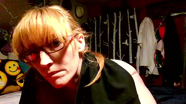 DelmarSlut naked strip on cam for live sex video chat