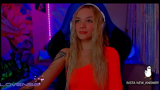 KittyImpressive naked strip on cam for live sex video chat