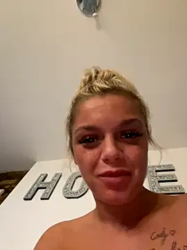 Sexy_blonde_babe69 naked strip on cam for live sex video chat