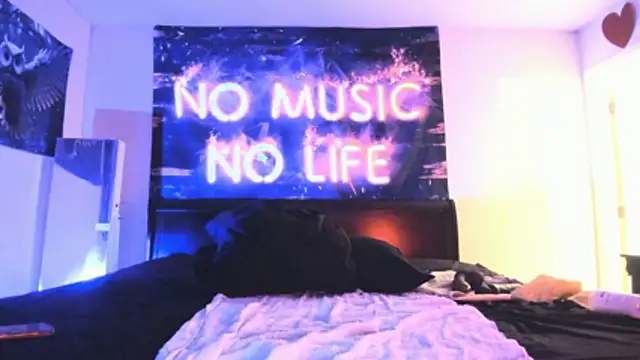 EnticingAaliyah naked strip on cam for live sex video chat