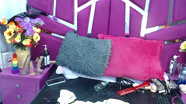 HornySkinny26 naked strip on cam for live sex video chat