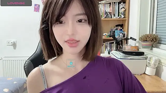 cuteeeeeeeeeee- naked strip on cam for live sex video chat