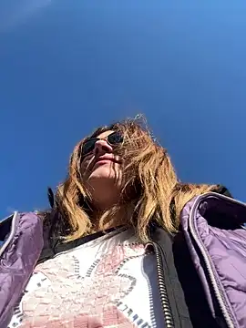 DaisyVibesss naked strip on cam for live sex video chat