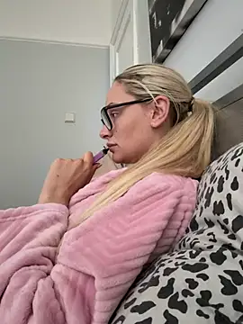 hotblondie14 naked strip on cam for live sex video chat