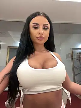 IsabelleHunt naked strip on cam for live sex video chat