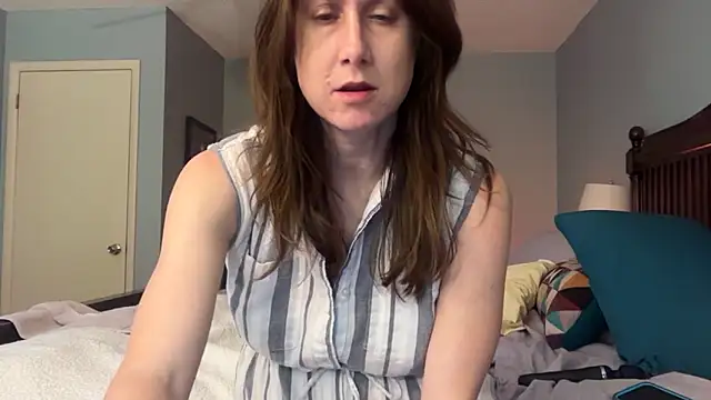 MommyGoddessL naked strip on cam for live sex video chat