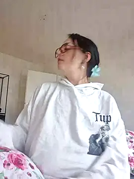 JUJUICY- naked strip on cam for live sex video chat
