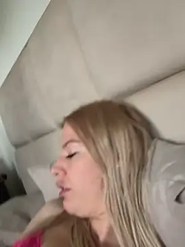 Chloemillerrxx naked strip on cam for live sex video chat