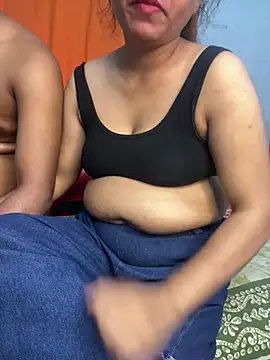 Little-Queen naked strip on cam for live sex video chat