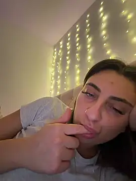CuteJuliaa naked strip on cam for live sex video chat